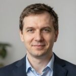 Профессиональный портрет уверенного российского юриста в деловом стиле на нейтральном размытом фоне