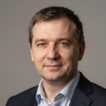 Портрет уверенного российского бизнесмена в деловом стиле для найма юристов по международному праву