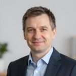 Профессиональный портрет уверенного российского юриста на нейтральном фоне для найма в компанию ЮрСайт